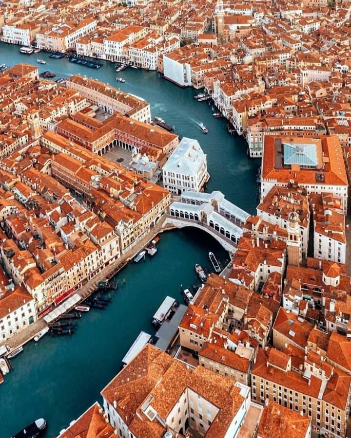 Full Moon View Rialto Hotel Venice Exterior photo